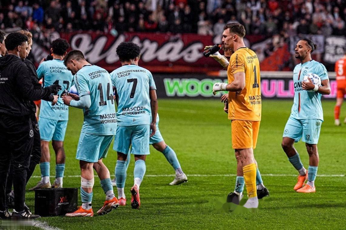 里昂迎荷甲关键赛；清晨远射贴柱；质疑声仍在；年轻球员得到机会的简单介绍