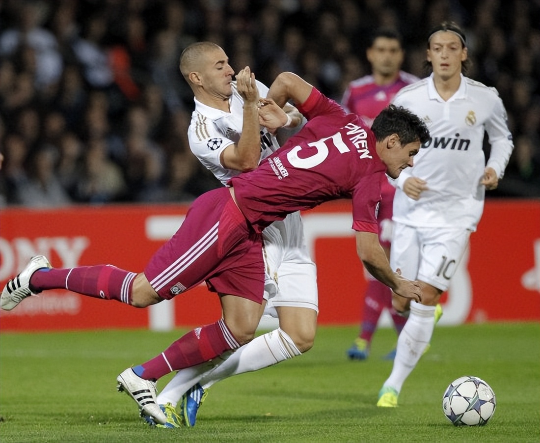 里昂迎荷甲关键赛；清晨远射贴柱；质疑声仍在；年轻球员得到机会的简单介绍