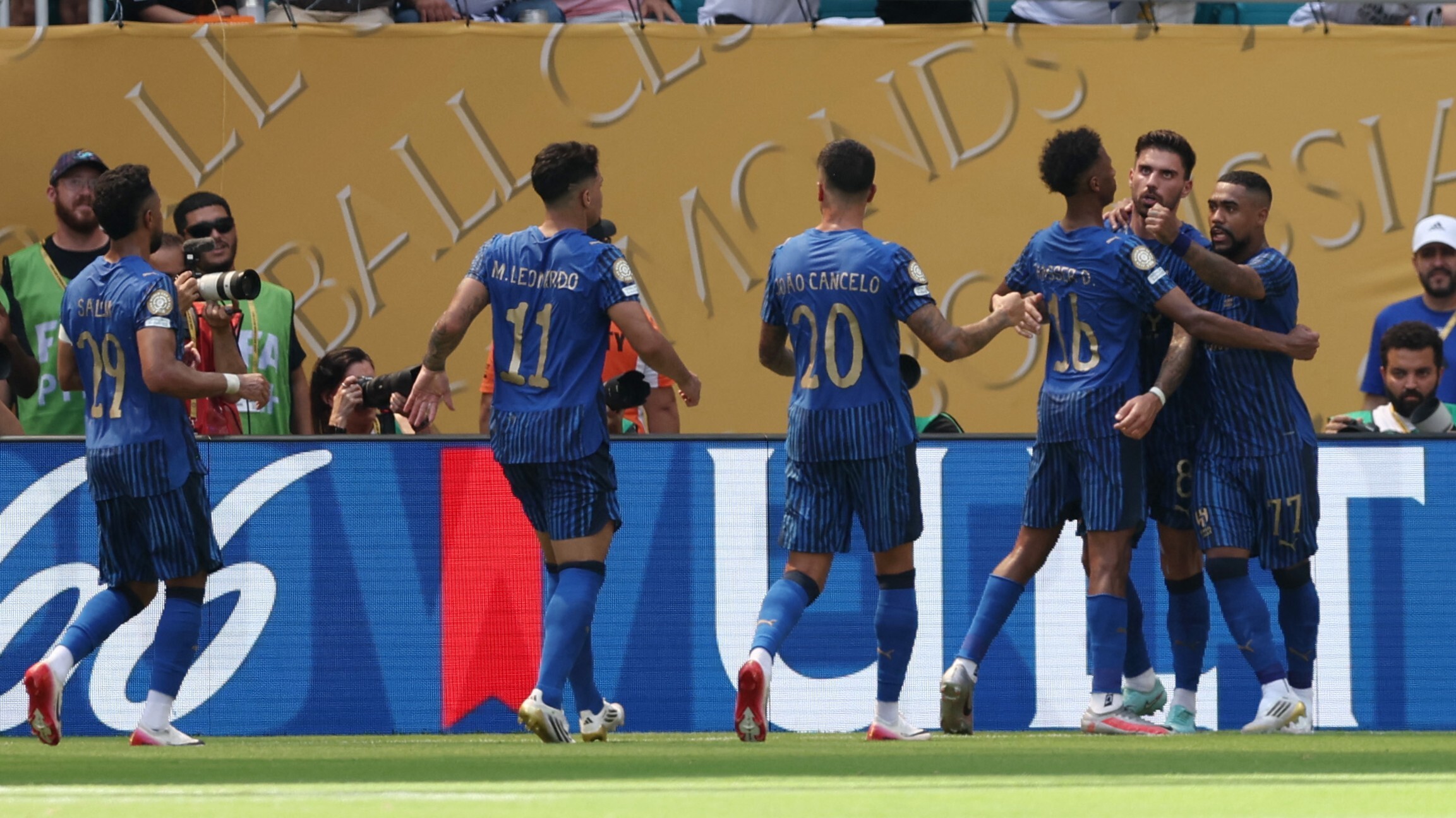 包含里程碑夜马赛更衣室发声;法甲国际比赛日刷纪录;媒体盛赞;年轻球员得到机会的词条 包含里程碑夜马赛更衣室发声;法甲国际比赛日刷纪录;媒体盛赞;年轻球员得到机会的词条